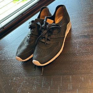 UGG Tennis Shoes Size 7